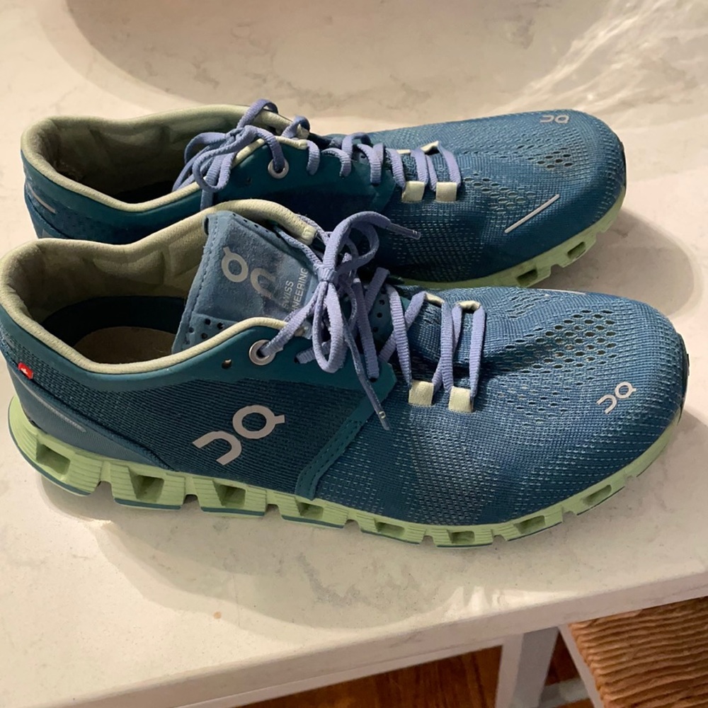 ON CLOUD RUNNING SHOES Size 8